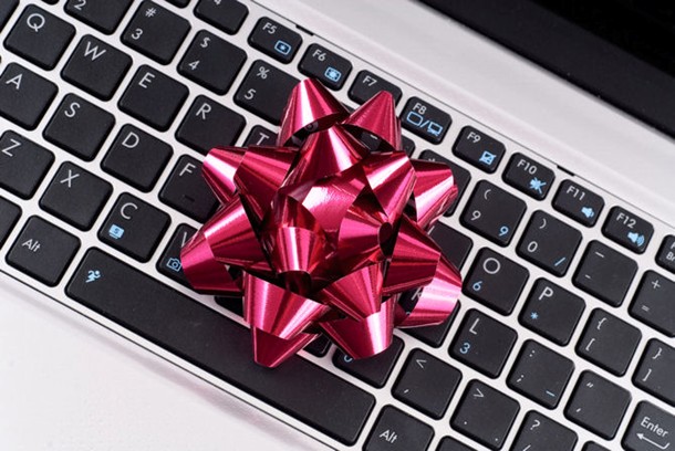 Give the Gift of Tech This Holiday Season: Our 2015 Guide for Tech Geeks