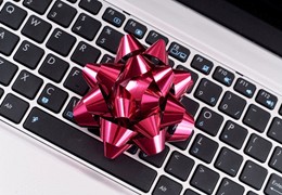 Give the Gift of Tech This Holiday Season: Our 2015 Guide for Tech Geeks