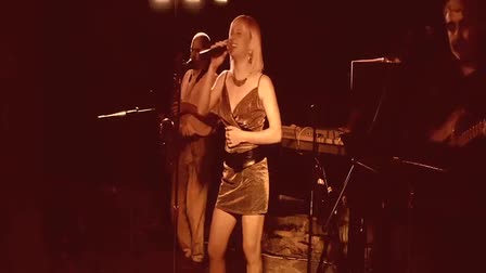 Live performance singer Elain Rouch